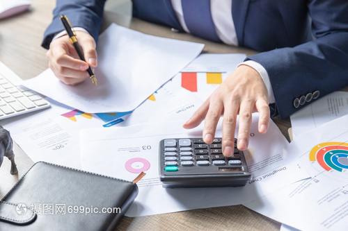 商務(wù)男士制作財(cái)務(wù)報(bào)表